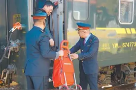 新春走基层 | 坐火车 赶大集 办年货图片