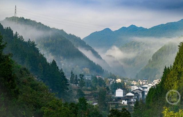 重庆酉阳：平流雾绘就山野仙境