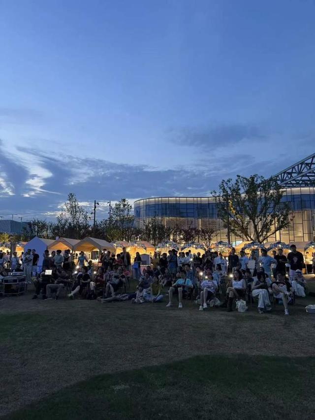 音乐、花海、萌宠、夜游、旅游节花车……双子山下的“璀璨之秋”系列活动燃情启幕，来这里感受秋天的气息