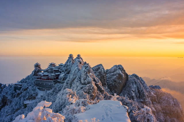“洛阳怎么一下雪，就封神。”