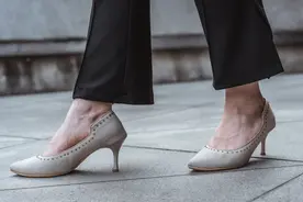 湖南航空不再要求空姐穿高跟鞋，空姐们怎么看？图片