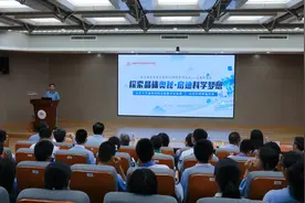 山大附中选拔中学生走进全国重点实验室，跟着大学教授做研究图片