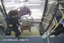 老人携带重物乘车不便，公交女司机暖心帮扶获赞图片