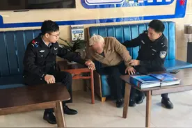 在山崖边，民警终于找到了他们图片