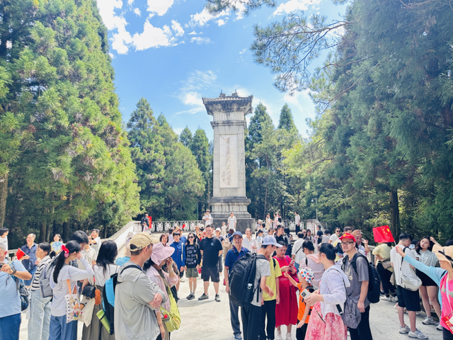 “人从众”“車䡛轟”“火炎焱”！井冈山景区人气旺，活动多，服务好！