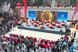 金山岭长城杏花节启幕，2万余名游客共赏杏花春色图片