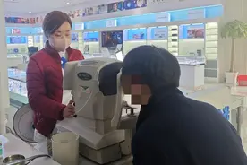 16岁少年双眼近视度数相差750度，医生提醒：这类眼病莫忽视图片