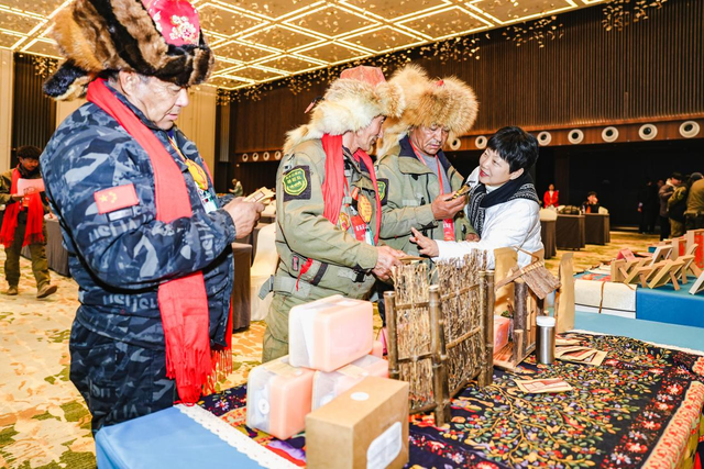 东天山骆驼队抵达忆江南度假区休整 豫疆文化交流盛典启幕