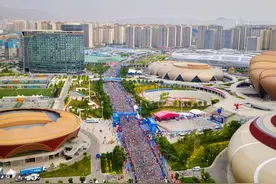 2024年兰州马拉松 从兰州奥体中心开跑图片