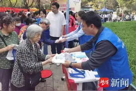 南京公交11路“敬老线”走进社区，助力无碍乘车图片