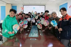 “三八”节制作非遗漆扇 青岛打造“清凉车厢”新名片图片