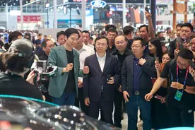 北京车展｜大佬也走穴？王传福现身小米展台，雷军亲自接待并介绍小米SU7图片