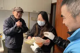 新年第一天，第一份助老餐如约而至，除此之外还有惊喜……图片