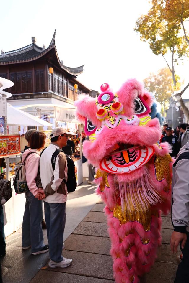 栖霞山人气爆棚，红叶超长待机！@友友们，错峰更有乐趣哦~