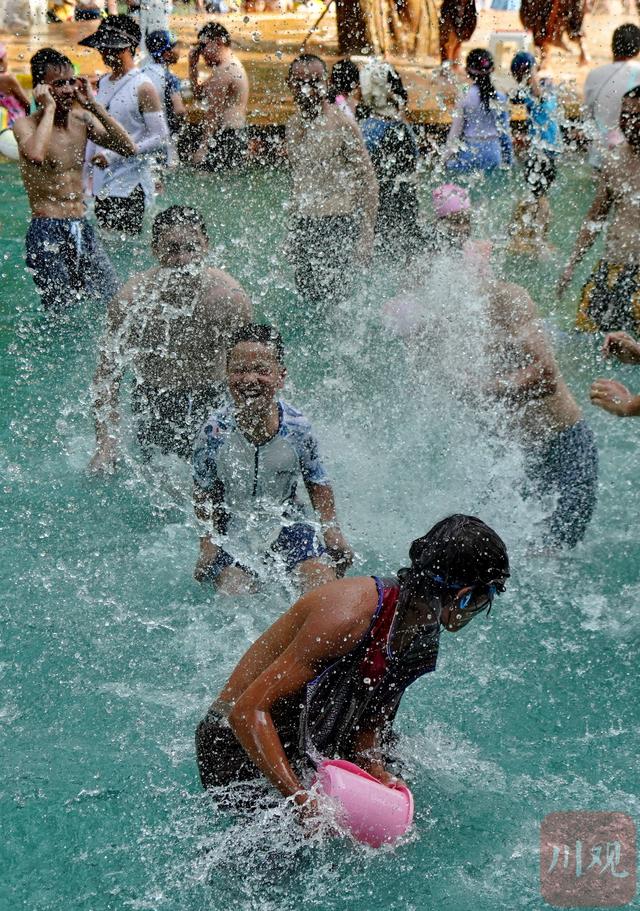 C视频丨四川双流：高温炙烤下的“清凉狂欢”黄龙溪戏水节客流激增三倍