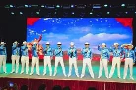 退休大叔组男模团走秀走红平均年龄65岁 队员：走秀主要为了开心 感觉自己老有所为图片