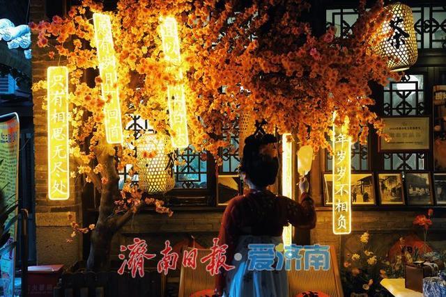一年四季 泉在济南丨流光溢彩引客来，后宰门街成游客打卡“夜地标”