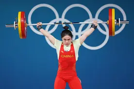破三项奥运纪录！罗诗芳勇夺举重女子59公斤级金牌，启蒙教练：男孩子扳手腕都扳不过她图片