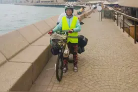 六旬老太月薪三千骑行“周游世界”：没钱还能玩好才叫本事！图片