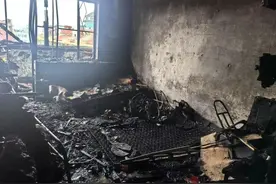 北京西城一居民家中电动轮椅突然起火！保姆冷静救人→图片