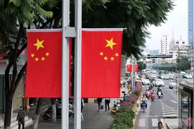 昆明市官渡区：国旗鲜花扮靓街头 喜迎国庆氛围浓图片