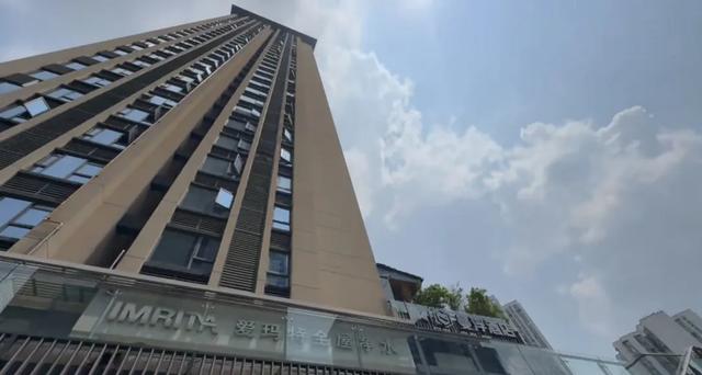 带血枕头从天而降，报警救人的外卖小哥是他！19岁小伙被17岁女友十万元卖到缅甸，被打到失聪，家人支付35万元将其赎回 ｜来听新闻