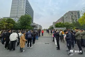 今早杭城重高门口停满车！全省各地学霸都来了，最小才初三，只为这张入场券图片