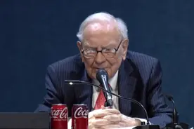 60年！巴菲特宣布年末交棒，全场起立掌声久久不息图片