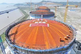 顺利“加冕”！浙能舟山六横LNG接收站项目一期所有LNG储罐完成顶升图片