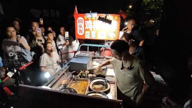 鸡排哥回应大学生卖雪王送他的写真