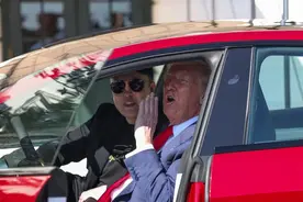 刚刚，特朗普花8万美元买了辆红色特斯拉，“全款，不要折扣！”图片