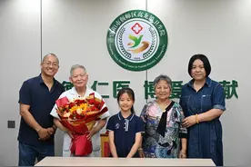 凡人善举 微光成炬 跨越半个世纪的感谢图片