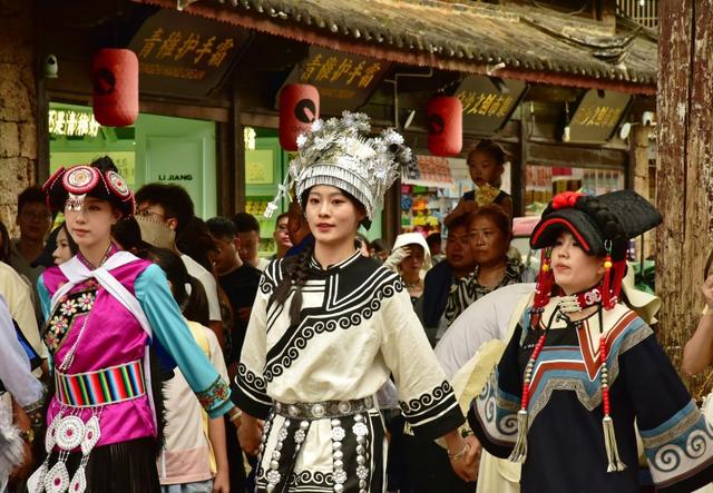 民族服饰文化秀暖场活动进行