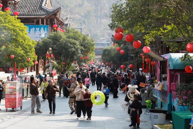 剑河仰阿莎温泉小镇举办首届“金汤节”