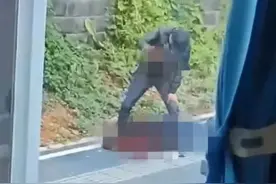 湖北黄石男子当街锤人，派出所称案件正在侦查中！画面曝光图片