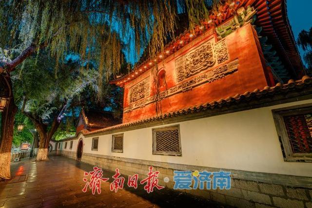 一年四季 泉在济南丨入夜时分游人如织，市民趵突泉畔纳凉成盛景