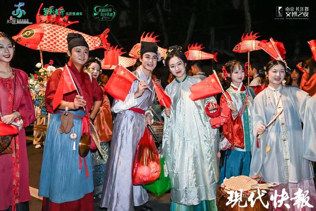 南京长江路开启限时步行街模式，解锁夜游新体验