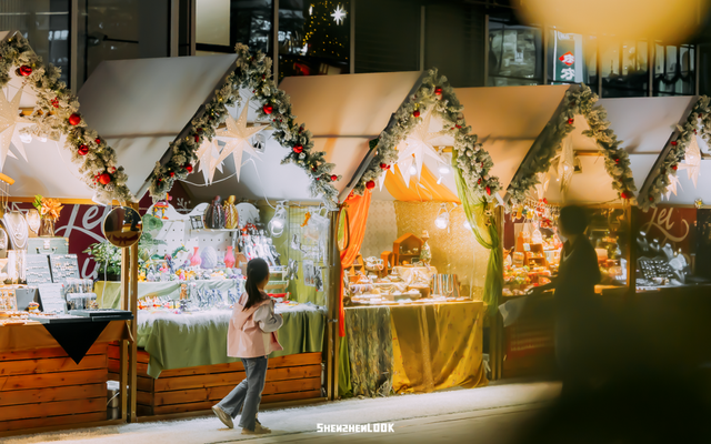 下暴雪的「圣诞小镇」开了！12米泡泡玛特圣诞树亮灯