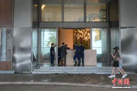 直击台风“桦加沙”袭港：海水冲进酒店 树木连根倒伏图片