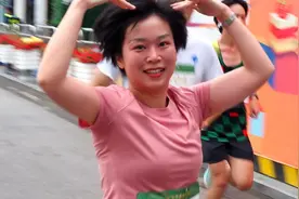 边跑边乐！济南奥体半程马拉松大家一起乐哈哈图片