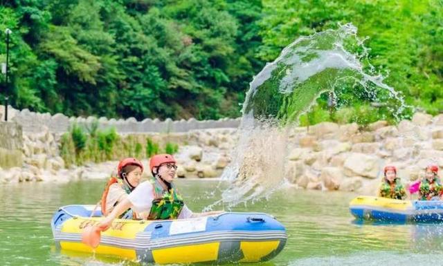 爬山有扶梯，蹦极能减速，漂流舒服到让人睡着，“窝囊旅游”今夏走红，门票酒店预订量暴涨