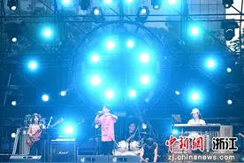 浙江杭州：武林摇滚竞演“点燃”夏日夜生活图片