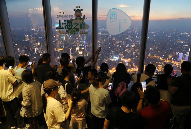 上海中心大厦持续大客流，暑期旅游仍在高峰