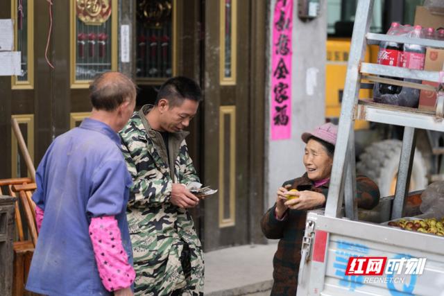 大美红图丨海拔落差1400米，跑山卖货郎与他的移动小卖部