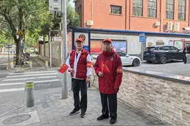 社区组织志愿者参与安保工作，“红马甲”守护一方平安图片
