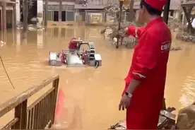 30秒｜湖南平江遭遇洪灾，中国安能连夜驰援图片