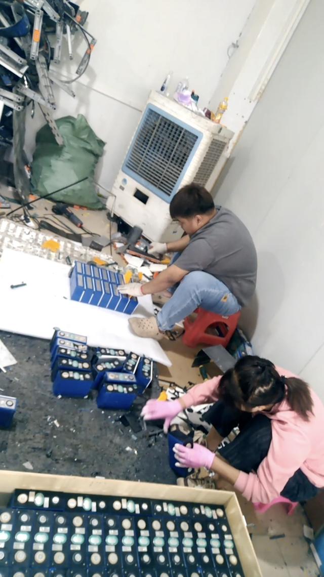 动力电池回收乱象：暴力拆解，再组装“三无产品”