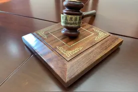 边赶公交边玩手机，“低头族”撞倒七旬老人赔偿16.6万元图片