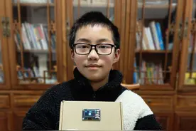 纸杯做喇叭，纸盒做机身，这个“手搓”智能机器人能回答复杂问题图片