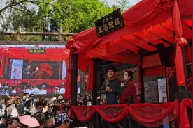 我们在“王婆说媒”舞台下，潜入失意“男神脱单群”图片
